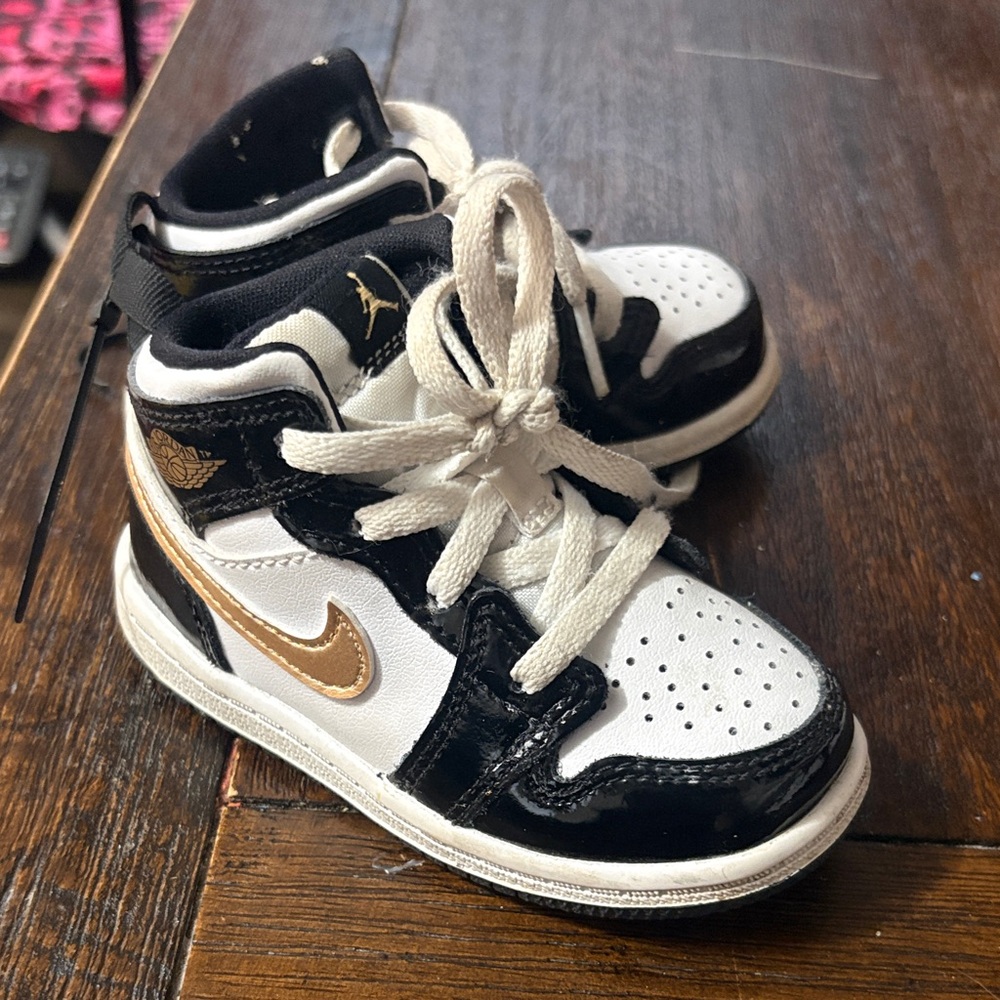 Nike Kids White and Gold Sneakers